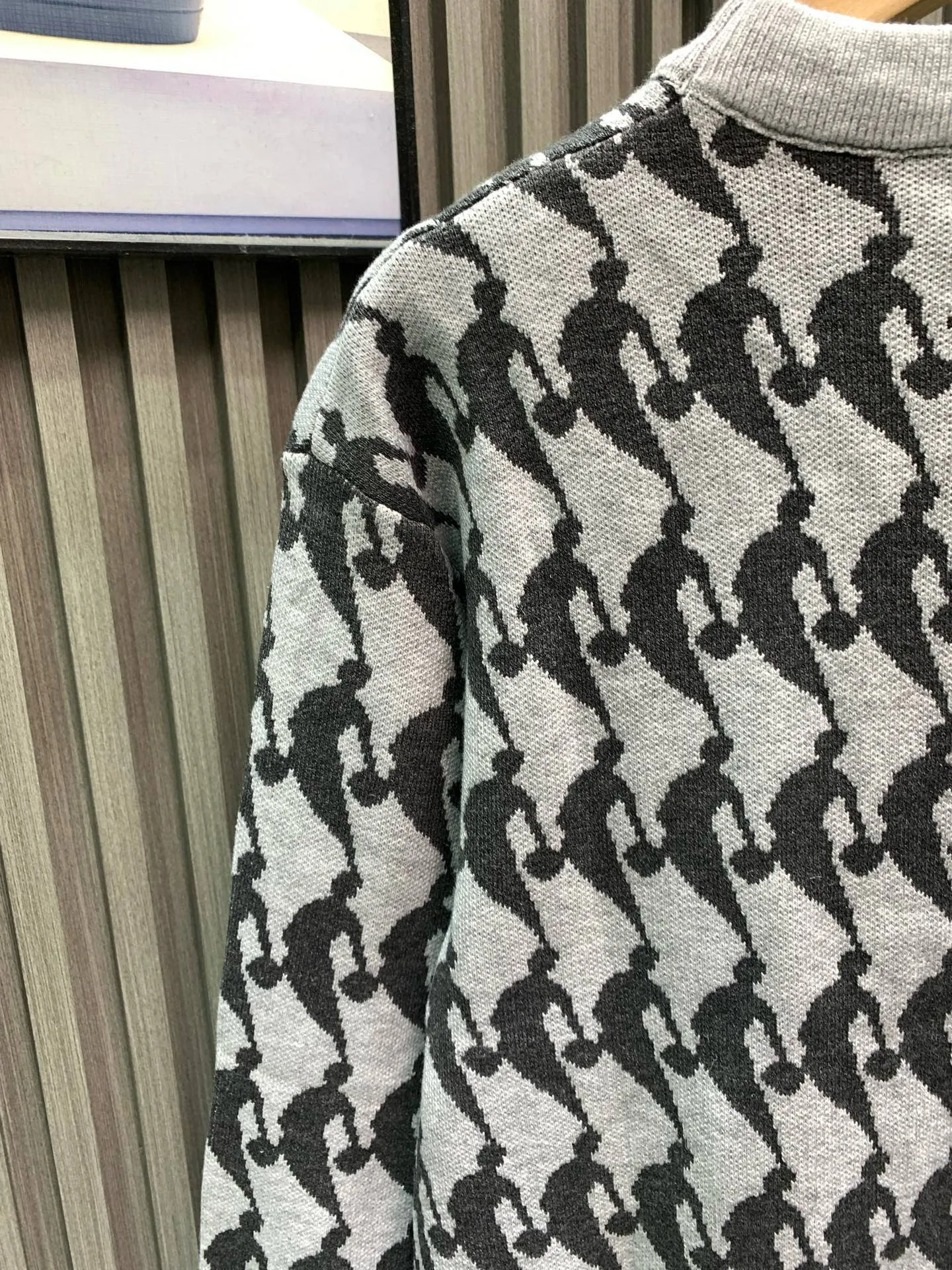 🅿️320 🀄️ Louis Vuitton Louis Vuitton's new autumn and winter knitted sweater pullover. The gray NBA co-branded model is printed with logo all over. It has a delicate and soft feel and can directly contact the skin. The warm yarn changes into a delicate texture. The top craftsmanship is very distinctive. The style is simple, elegant and exquisite. The three-dimensional tailoring design makes the entire sweater full of youthful vitality and vitality. Recommended for autumn and winter wear.